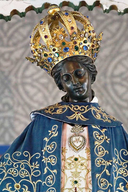 Onze Lieve vrouw van Afrika, beeld van Maria in de Basiliek van Algiers.